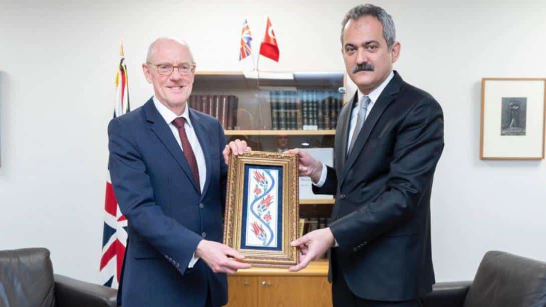 Bakanımız Prof Dr Mahmut ÖZER Temaslarda Bulunmak için İngiltere'ye Gitti